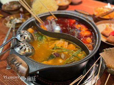 Hálaadás ünnepe a Chongqing Hot Pot nyárs fűszeres finomságaiban